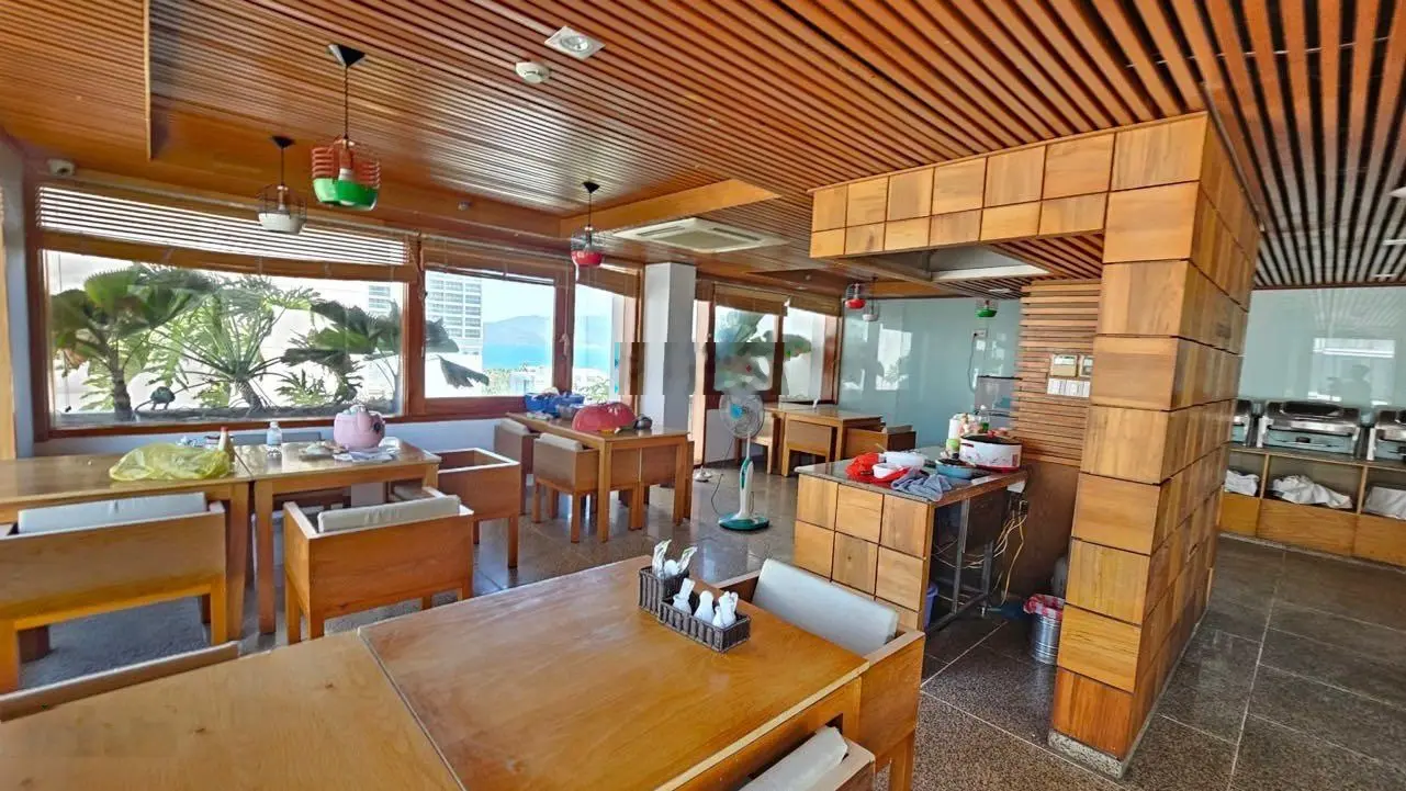 Bán khách sạn 3 sao chuẩn, 50 phòng, 100% phòng có view, khu phố Tây Nha Trang, giá rẻ