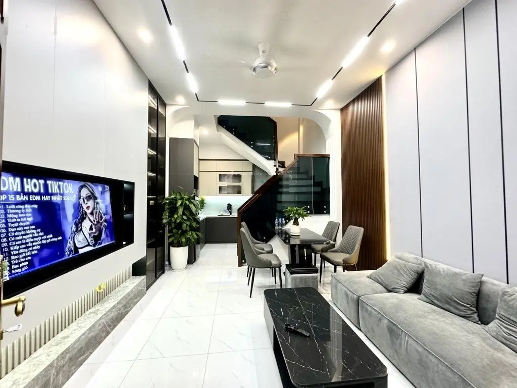 Bán nhà 52m2 tại Hoàng Mai chỉ 7,45 tỷ, ô tô đỗ cực gần, tặng nội thất cao cấp đầy đủ, 4 tầng x 6PN