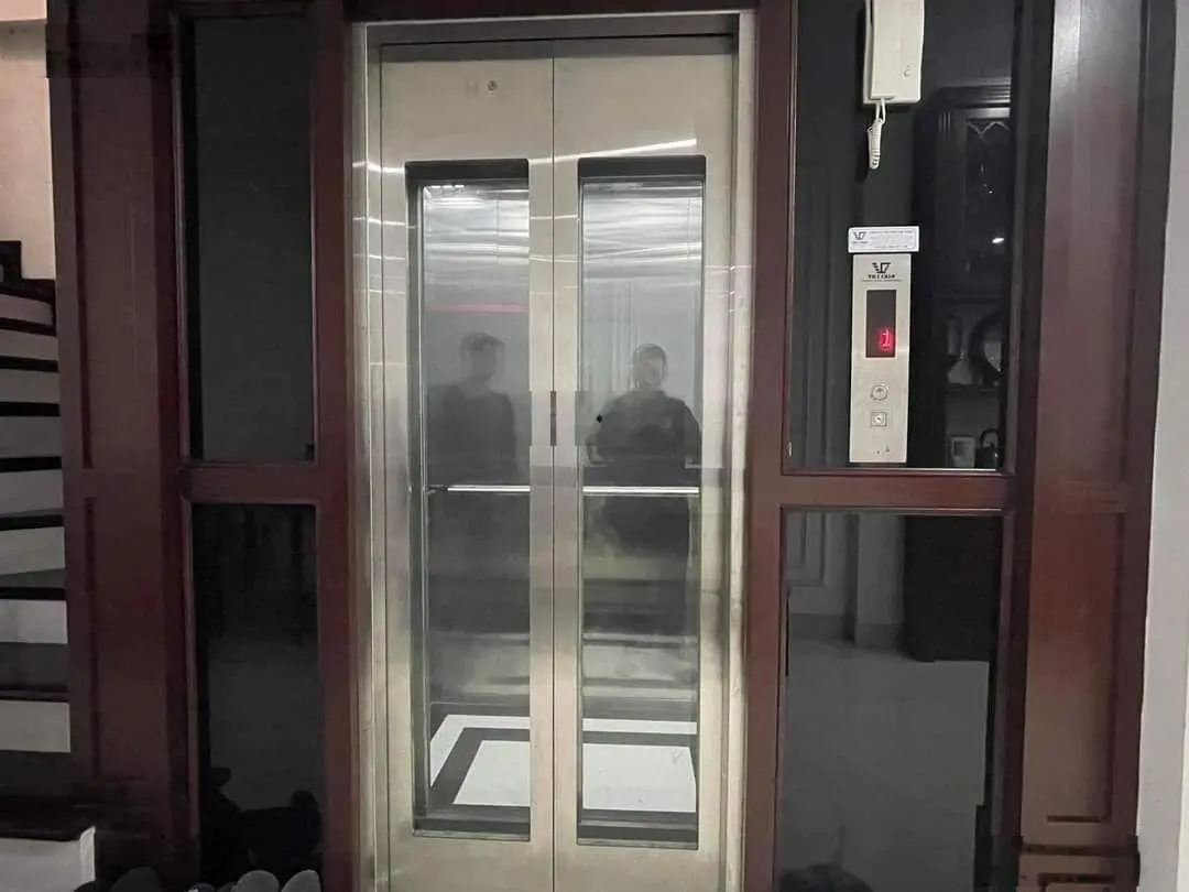 Bán nhà Liễu Giai Quần Ngựa, phân lô ôtô tránh - vỉa hè - nhà đẹp thang máy - 70m2*6T*MT 4m * 24 tỷ