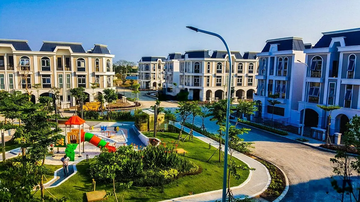 Bán nhà 1trệt 2lầu trung tâm bến lức 2tỷ970 sổ hồng trao tay diện tích 150m2