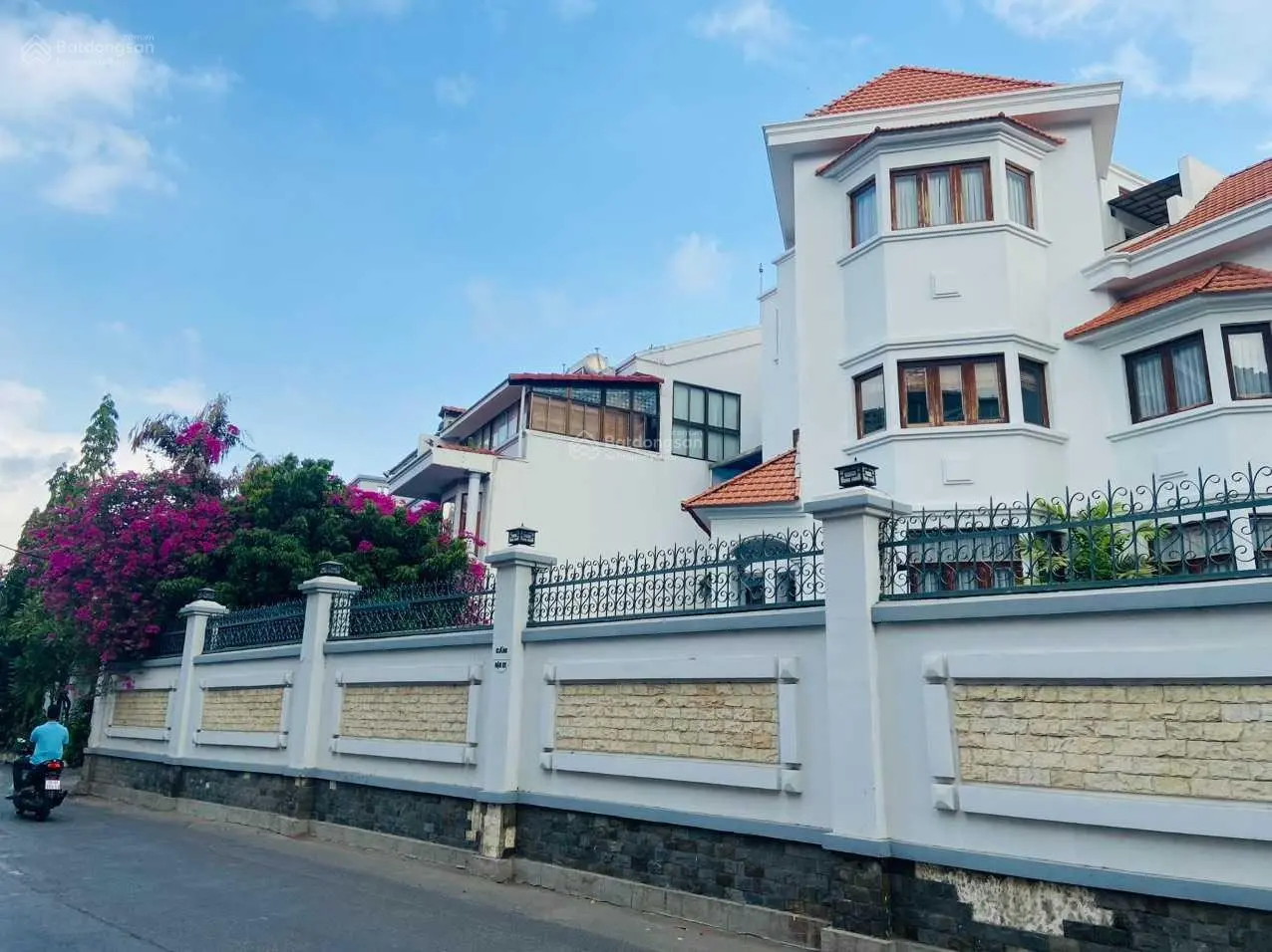 Bán villa góc 2MT đường Nguyễn Ư Dĩ, Thảo Điền, DT 685m2 - 0909 924 ***