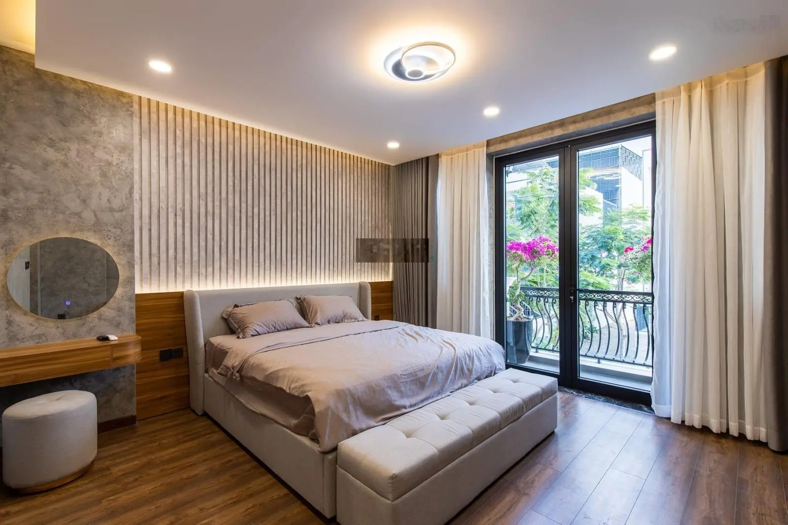 Bán nhà HXH khu VIP đường Hoàng Việt, P4. Kế bên KS Đệ Nhất. DT: 5x14m. Nhà đẹp 3 tầng giá 11.2 tỷ