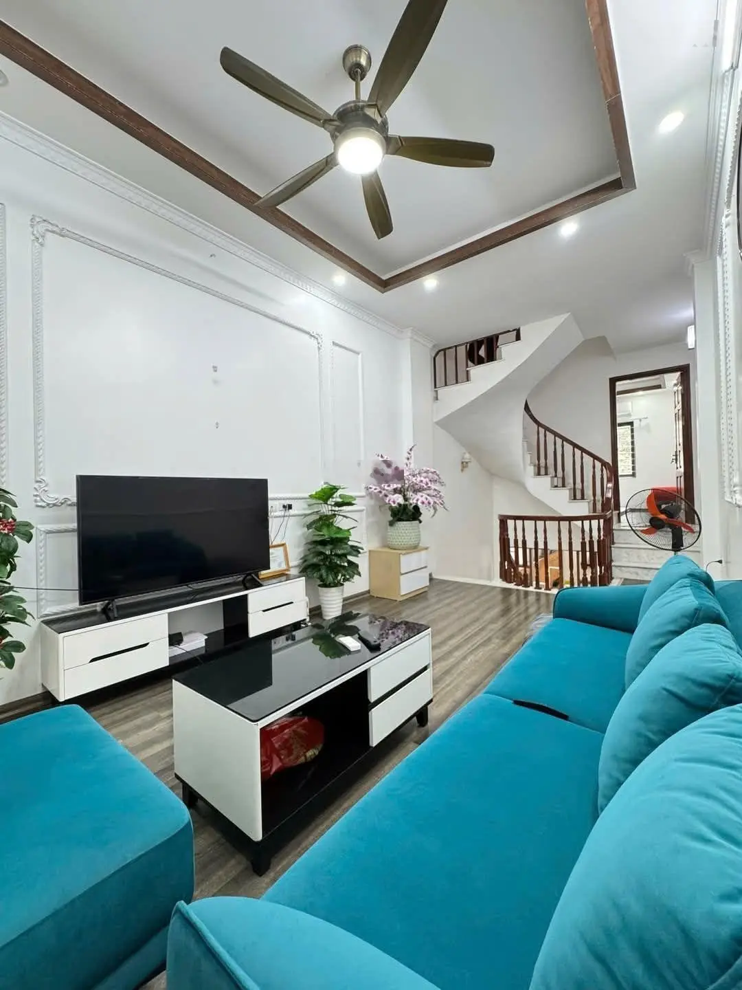 Cực hiếm! 8,6 tỷ có nhà phố Lê Trọng Tấn, Hà Đông, 40m2 x 5 tầng, 2 mặt thoáng, ô tô đỗ cửa. Giá TL