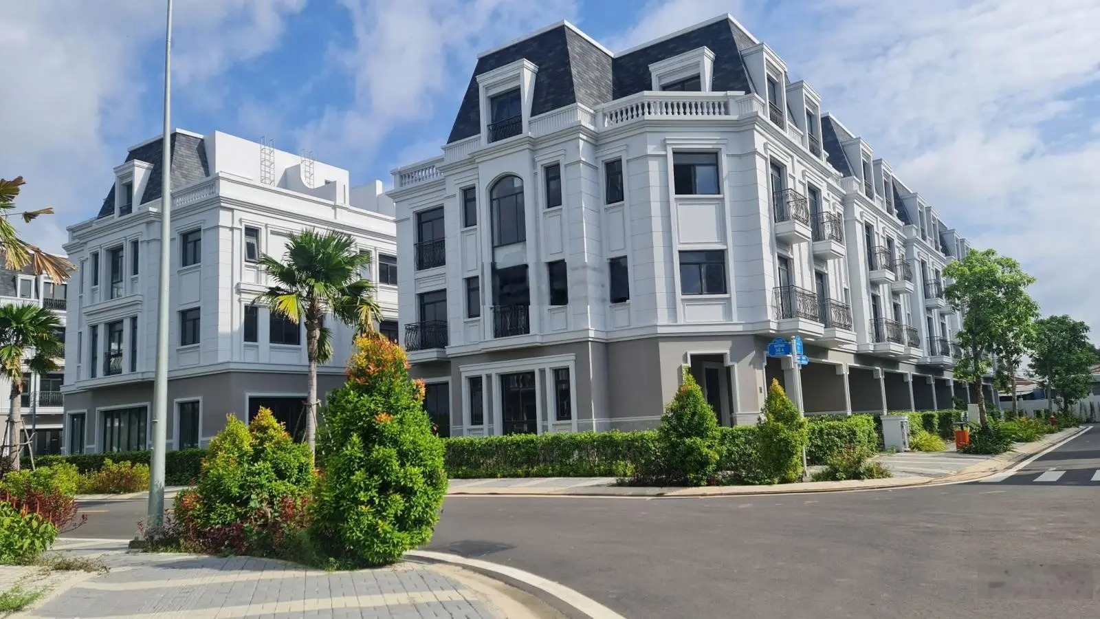 Bán giá tốt căn liên kế 6x20m, Amelie Villa, 1 trệt 3 lầu, giá chỉ 11.4 tỷ. Call: 0933 784 *** Hiền