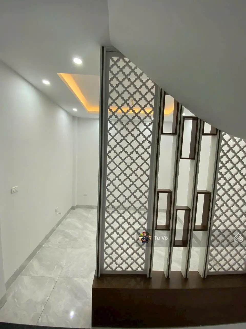 Nhà mặt ngõ thông ,cách 20m ra mặt đường nhựa rộng 24m 5 ô tô tránh nhau, gần ngay ngã tư Canh