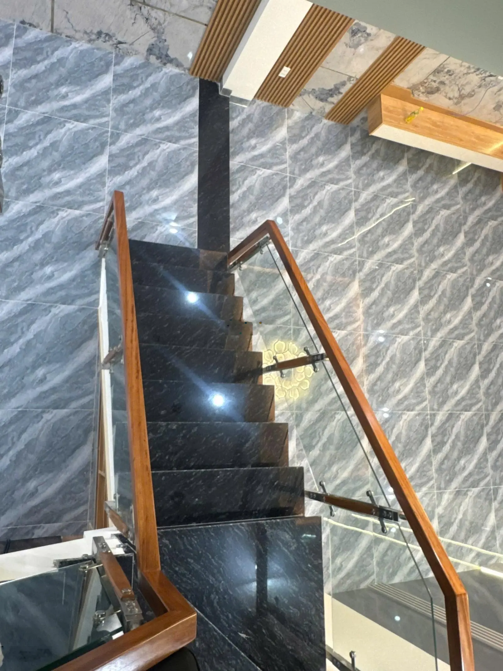 Chỉ 3,8 tỷ/nhà 4pn, 4wc, DTSD 192m2, sổ sẵn. Full nội thất như hình, ở Thuận An. LH: 0906663528