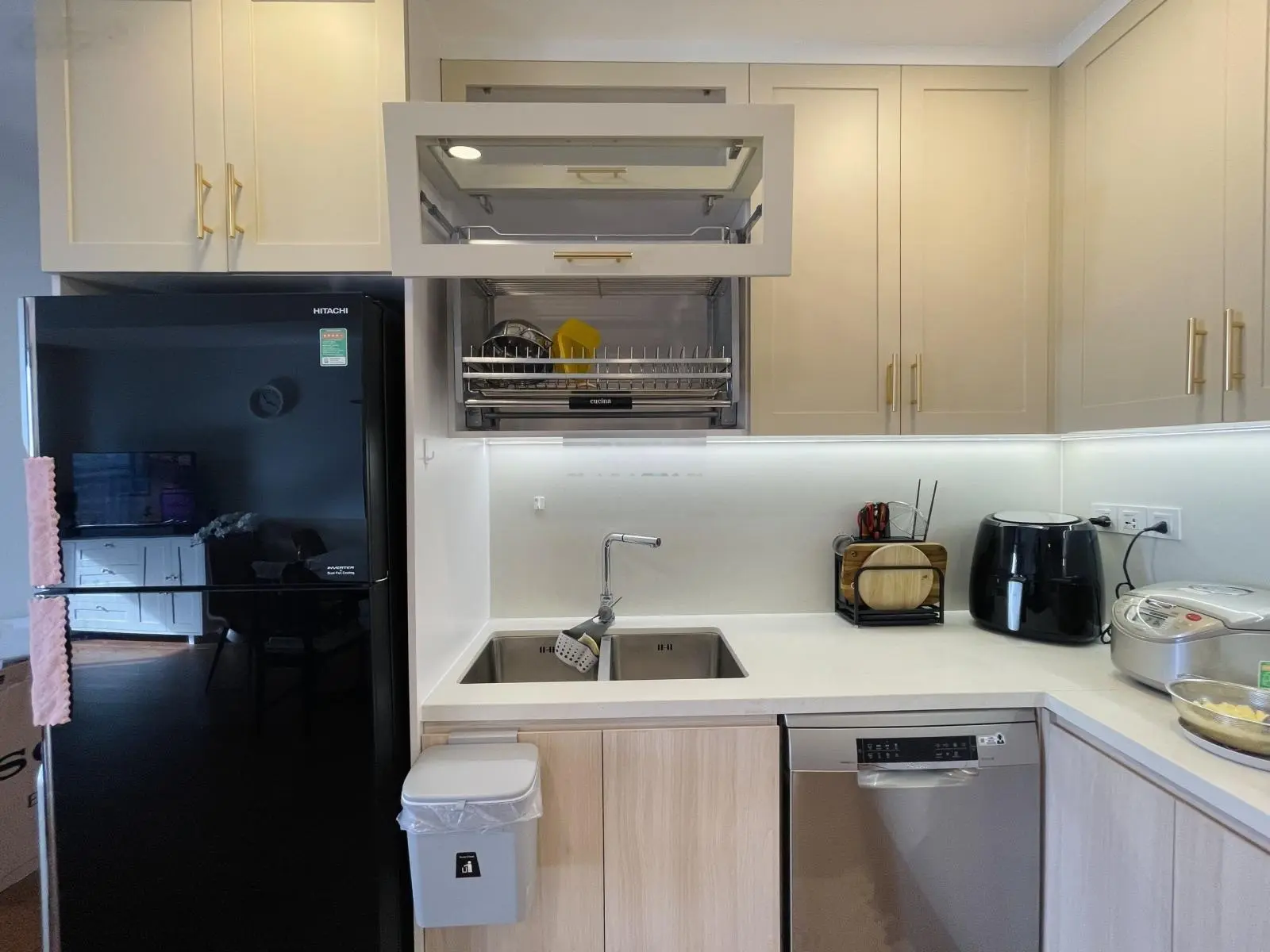 Bán gấp căn hộ 3PN, 92m2 view đông nam, đầy đủ nội thất- tòa Botanica Premier, Novaland, Tân Bình