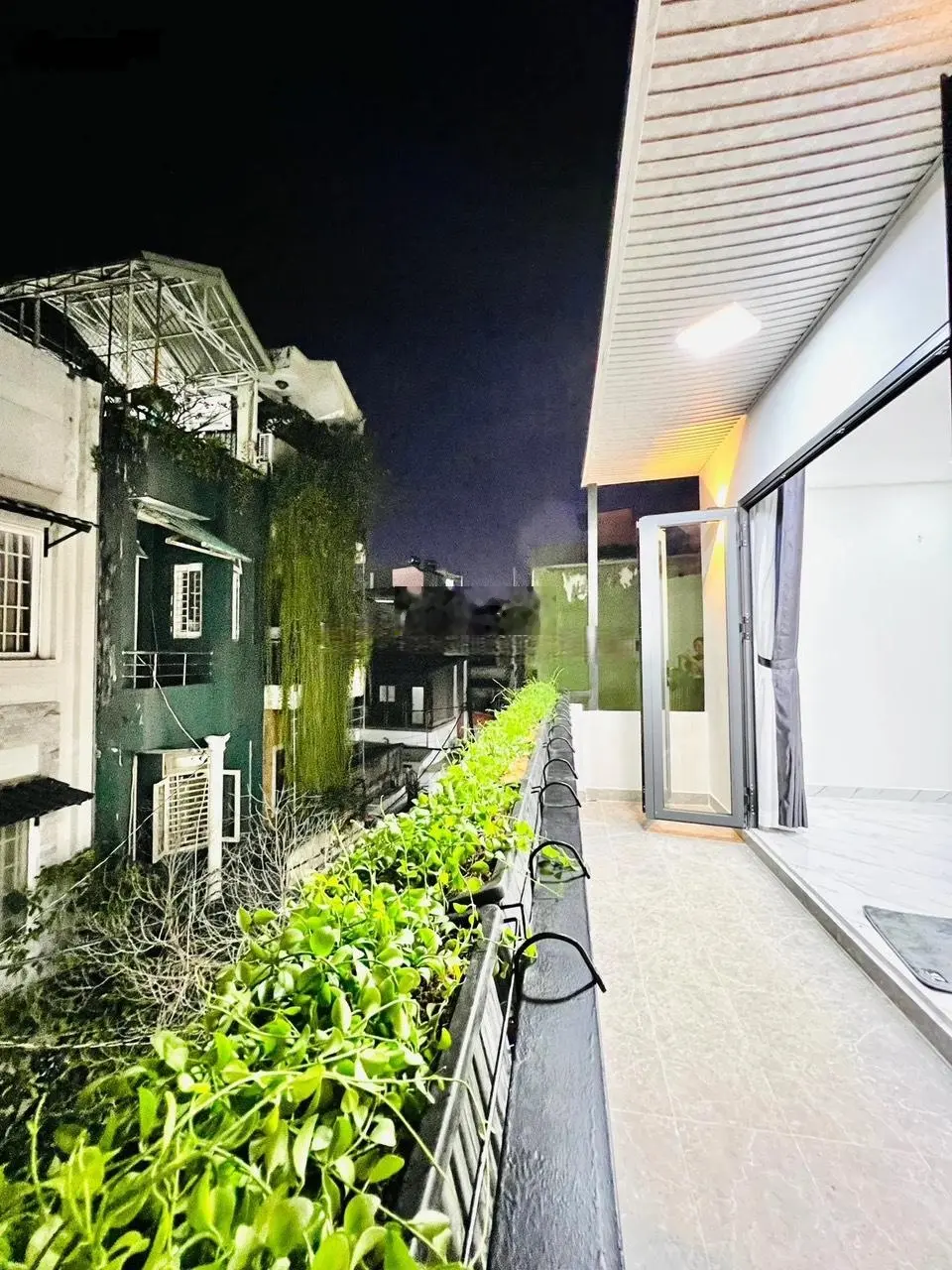 Chỉ 3,3 tỷ! Nhà 63m² gần chợ Trần Hữu Trang xây 1 trệt 2 lầu. Gần bờ kè đủ tiện ích,hẻm oto. Sổ sẵn