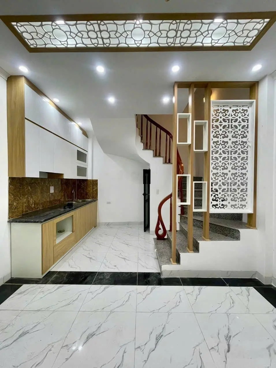 Nhà mới gần ĐH Thể Dục Thể Thao-Trung tâm Xã ( chợ- trường học- trạm y tế- điểm bus) oto vào cửa