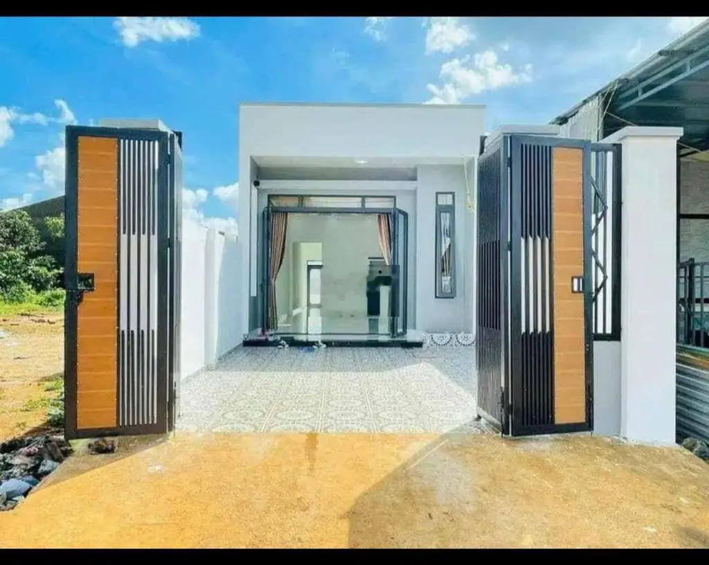 Chủ nhà ngợp bank bán gấp nhà mới xây ngay chợ BC 90m2 giá 696tr (SHR)