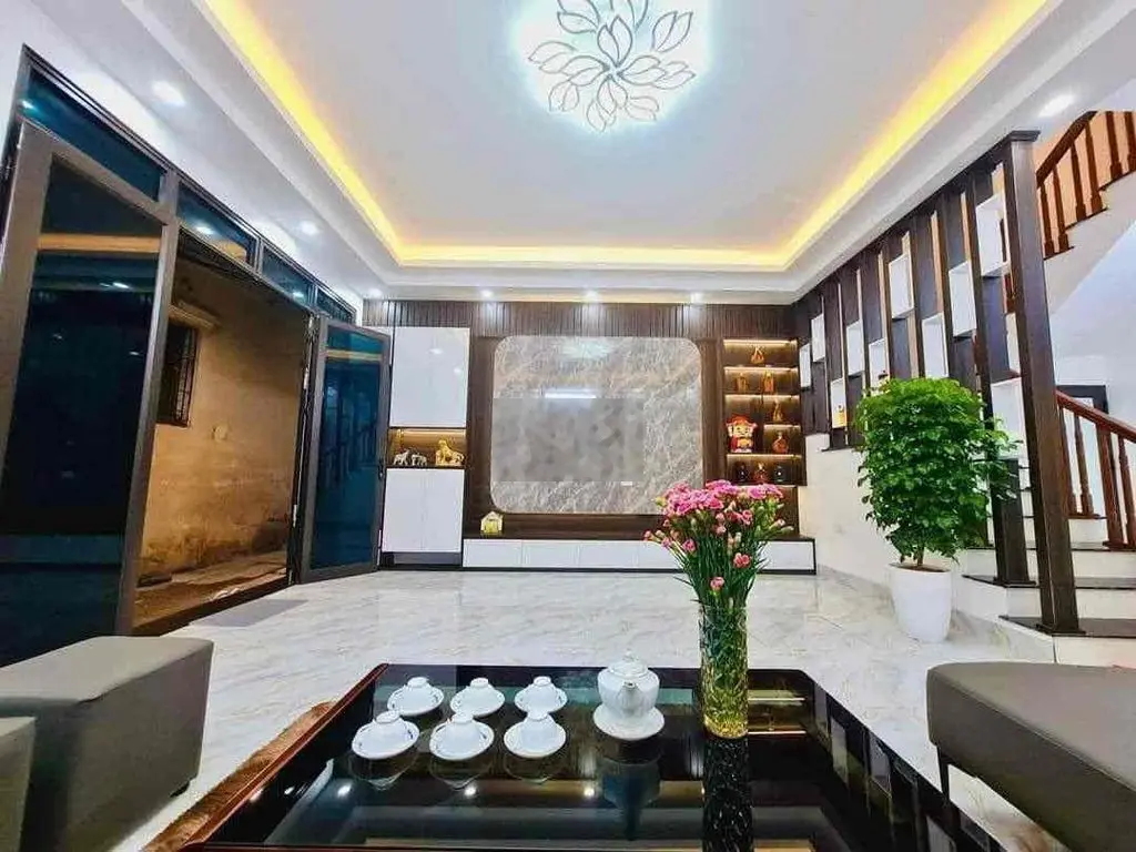 Cực Hiếm! Nguyễn Chí Thanh, lô góc, gần phố, ngõ nông, 35m ô tô tránh