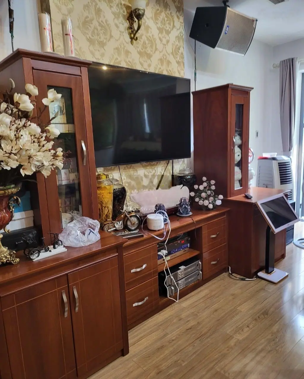 Nhà MT Nguyễn Hồng Đào Nhà mới có thang máy 5x20m, với 5 tấm HDT 50tr
