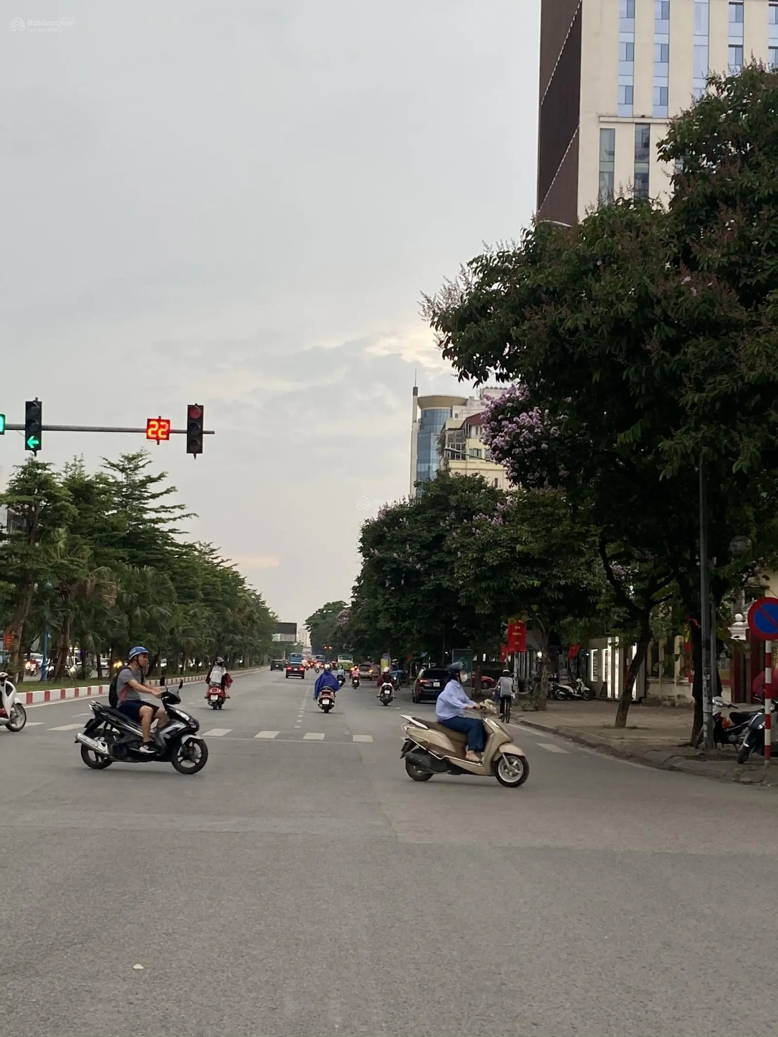 Bán nhà mặt phố HOÀNG SÂM - CẦU GIẤY - 60m2 - vỉa hè ô tô tránh - Kinh doanh đỉnh