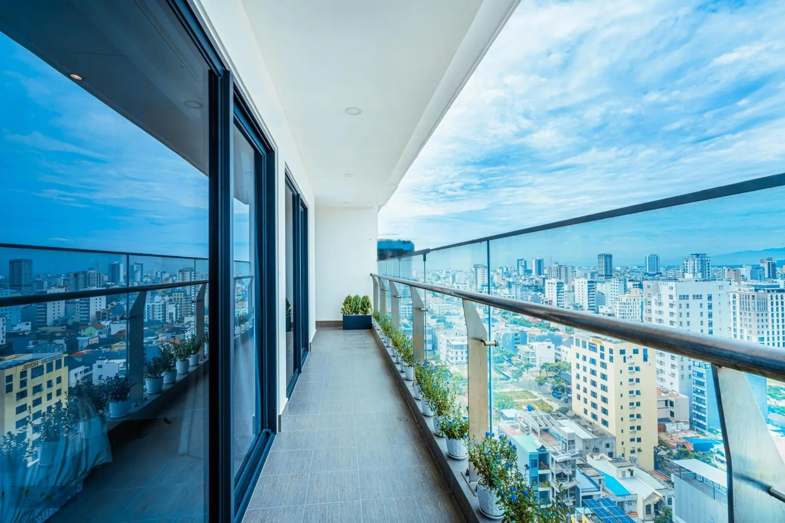 Căn hộ 2 ngủ tầng trung mặt biển Mỹ Khê giá chỉ 4,8 tỷ nhận nhà quý 2/2025 sổ hồng riên lâu dài