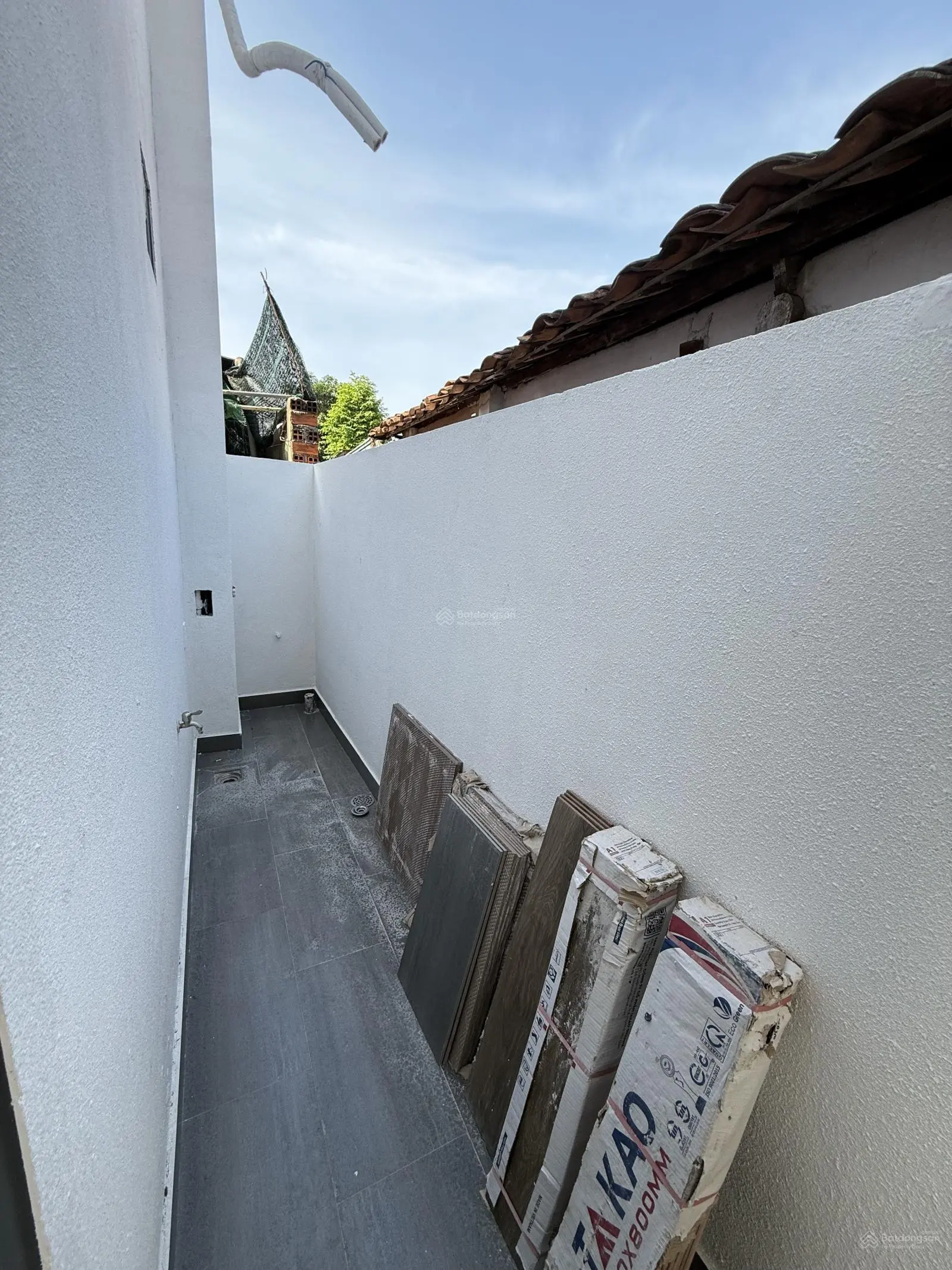 Bán nhà đường nhựa rộng DX 023, nhà 1 trệt 2 lầu đẹp, 3 phòng ngủ, sân oto 7 chỗ