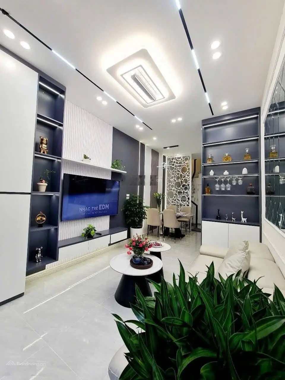 - Siêu phẩm mặt phố Mai Dịch, vỉa hè rộng, kinh doanh đỉnh, ô tô đỗ ngày đêm, 55m2x5T. Chỉ 2x Tỷ
