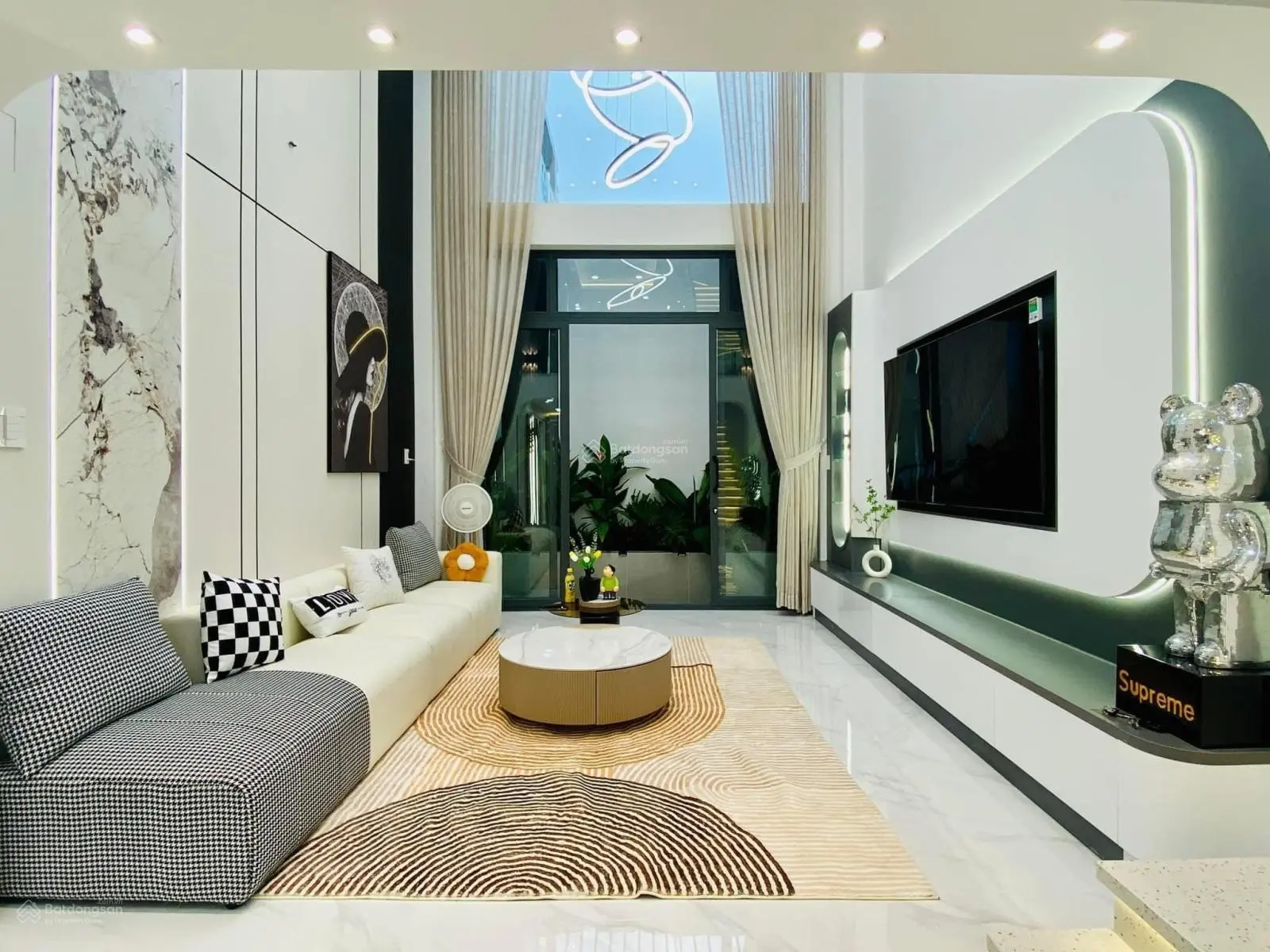 Cô 9 cần bán gấp nhà đẹp mới Võ Văn Tần-Q3. DT 53,76m2. GIÁ 3TỶ2. Hẻm 6m, 2Lầu, sổ sẵn riêng.