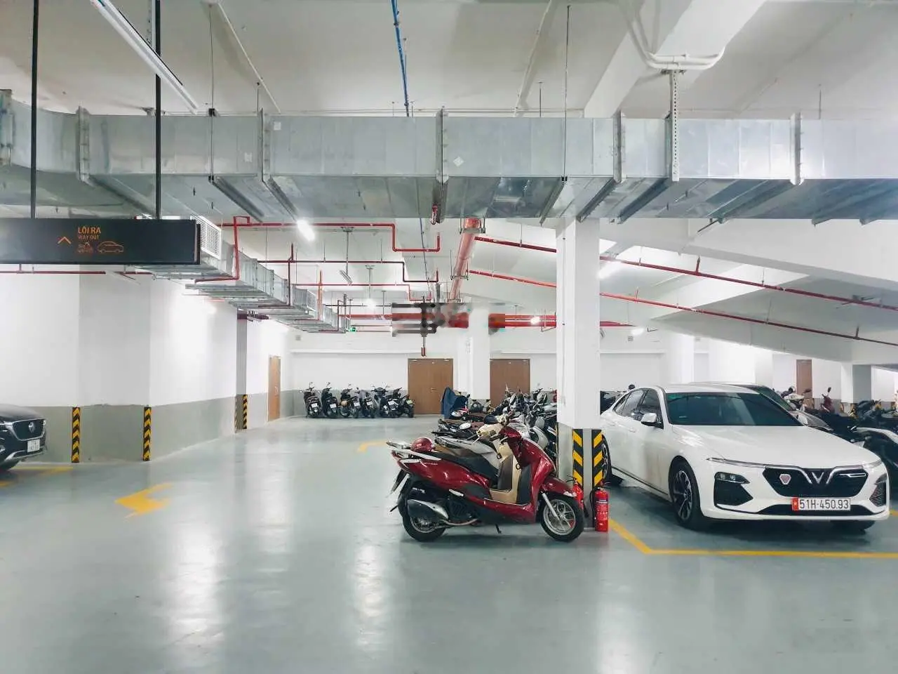 Bán căn hộ 2PN 85m2, căn góc siêu thoáng có 2 ban công, sổ hồng sẵn, nhà có rèm. Giá bán 3.063 tỷ