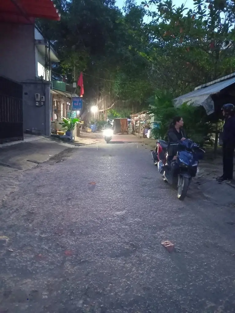 Bán nhà 3 tầng, đường 8 mét thông, diện tích 80m2. Giá 5 tỷ 100 thương lượng