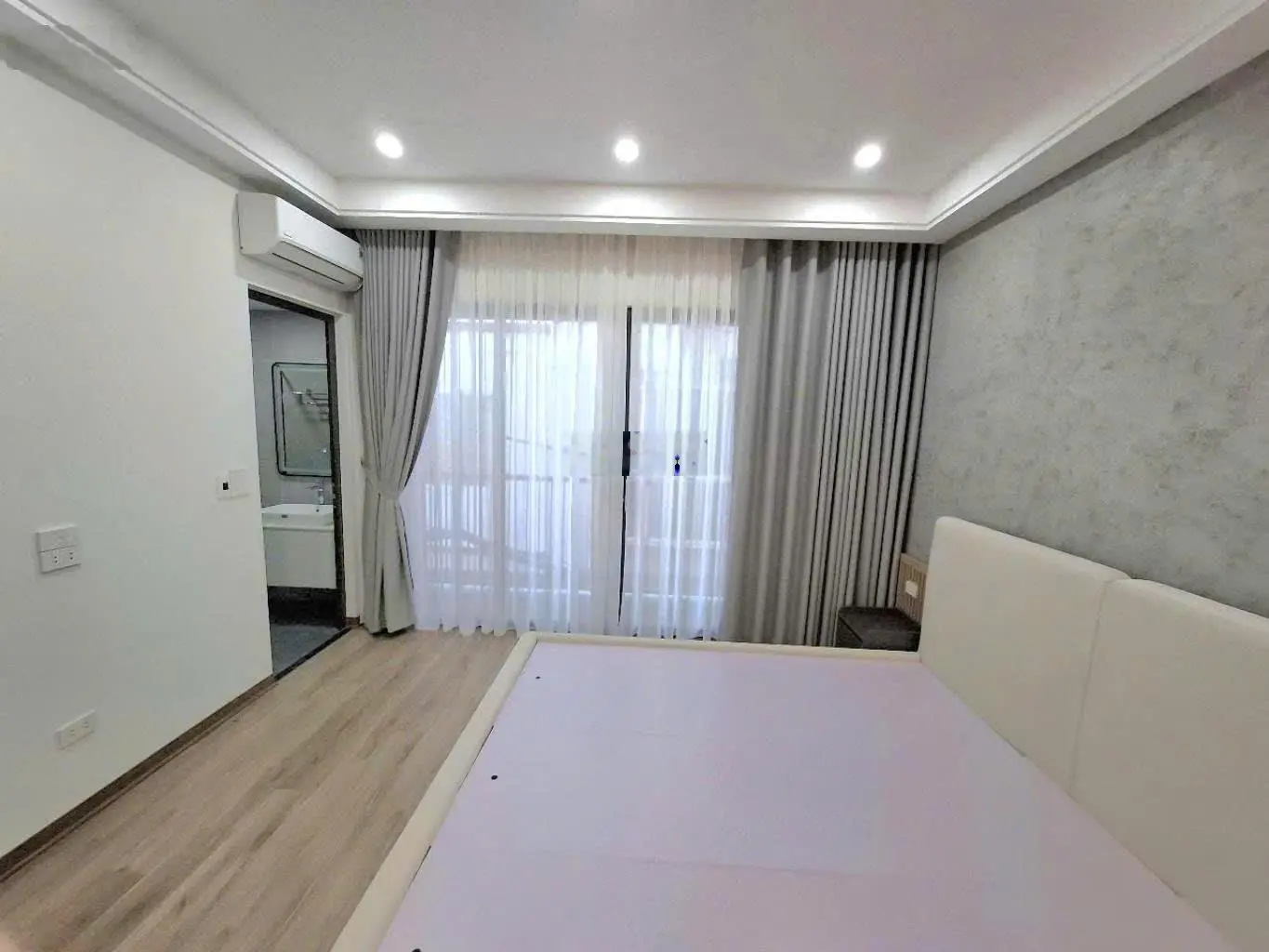 Nhà mới cổ linh quận long biên gần cầu vĩnh tuy 6 tầng lô góc ngõ thông