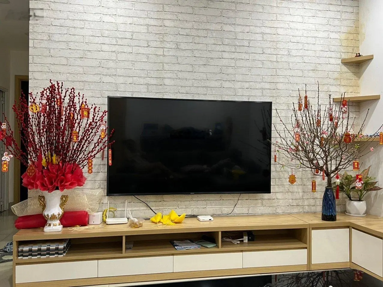 Bán căn hộ Oriental Plaza, 78m2, 2 PN, 2WC, nội thất, có sổ, giá: 2 tỷ 9, LH 0908 435 ***
