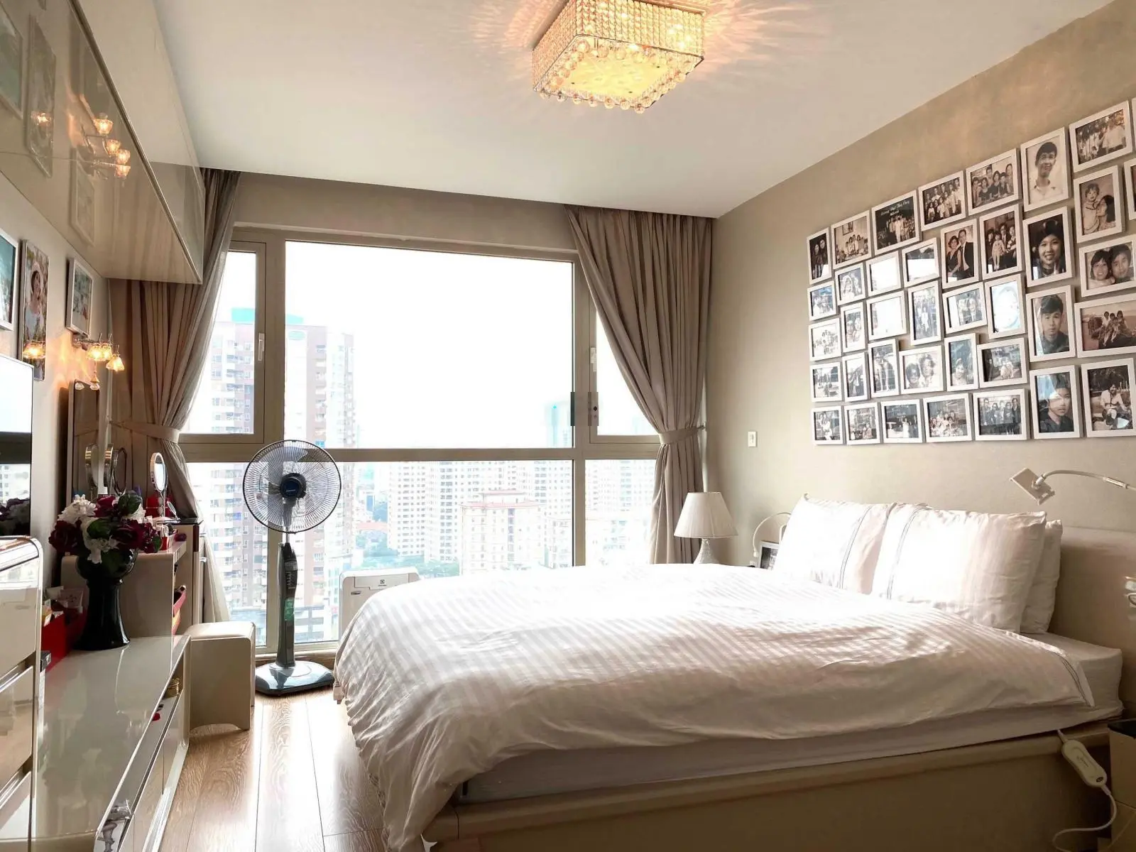 Chuyển nhà xuống biệt thự nên gia đình tôi đang cần bán gấp căn hộ 130m2 tòa B1 full nội thất đẹp