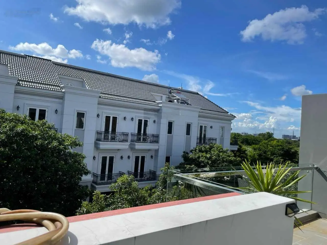 Bán nhà Phố Đông Village, DT 6x20m, trệt + 2 lầu, sổ hồng, nhà hoàn thiện mới đẹp, giá tốt