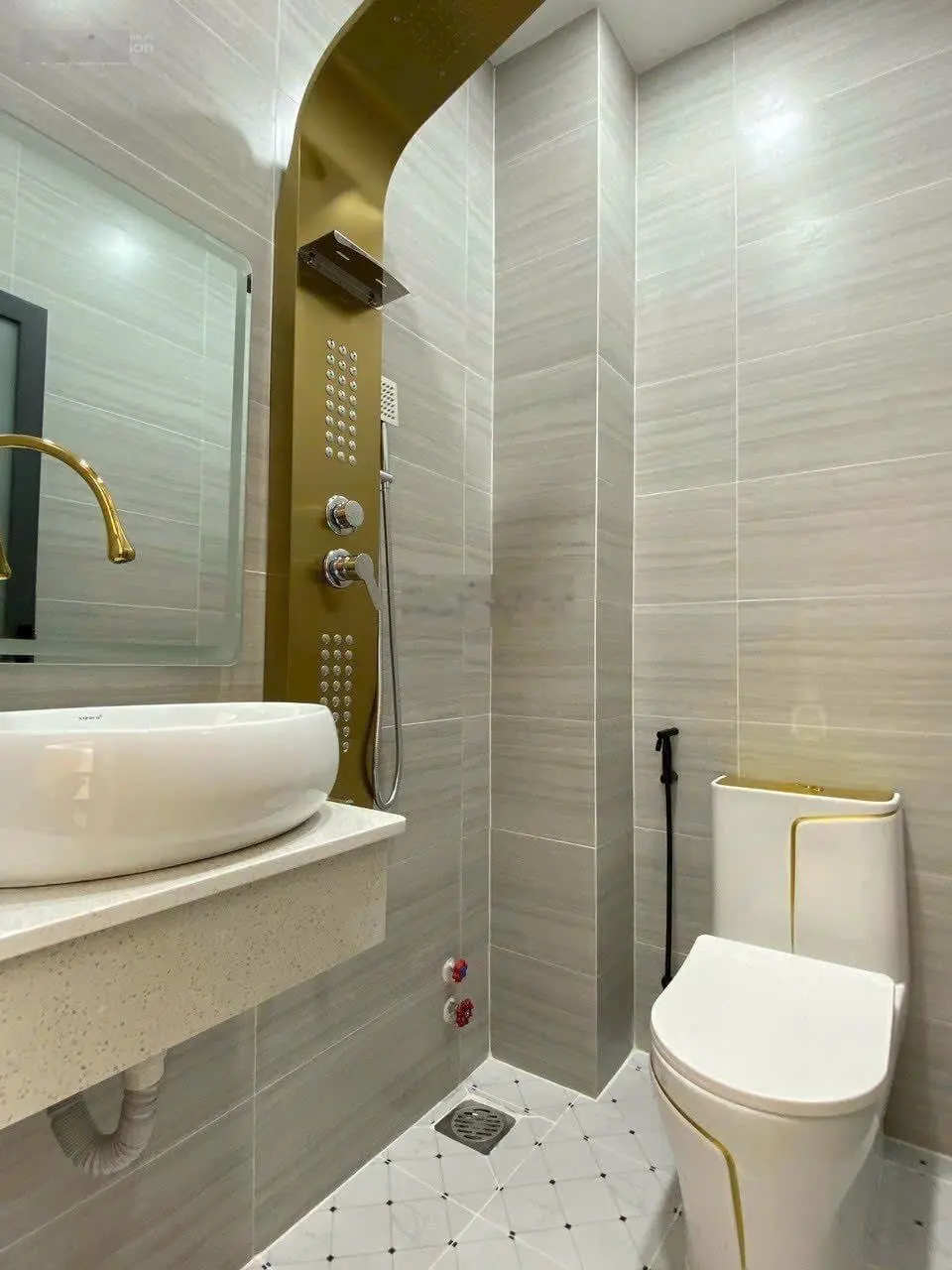 Cần bán gấp nhà Trần Tuấn Khải, P 5, Q 5, DT 67,5m2, gần chợ Hoà Bình, cho thuê 33tr, giá 2 tỷ 850.