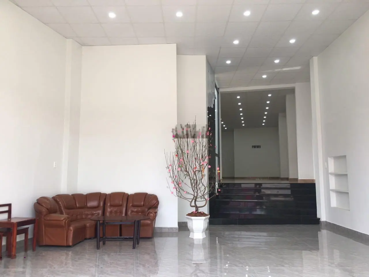 Bán nhà 2 lầu mặt tiền Phạm Văn Thuận, sổ hồng 160m2, 13,5 tỷ vị trí đẹp gần chợ Tân Mai, Biên Hoà.
