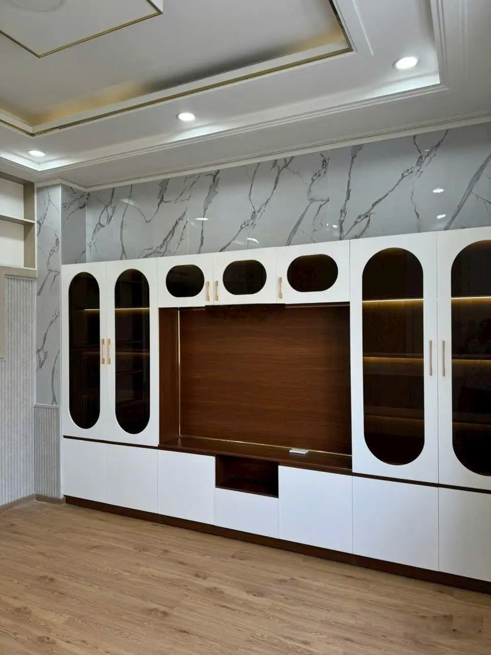 Nhà mới 4 tầng 4 phòng 5 wc - Tặng full nội thất - Xe hơi đậu trong nhà - Hoàn công đủ -Dân trí cao