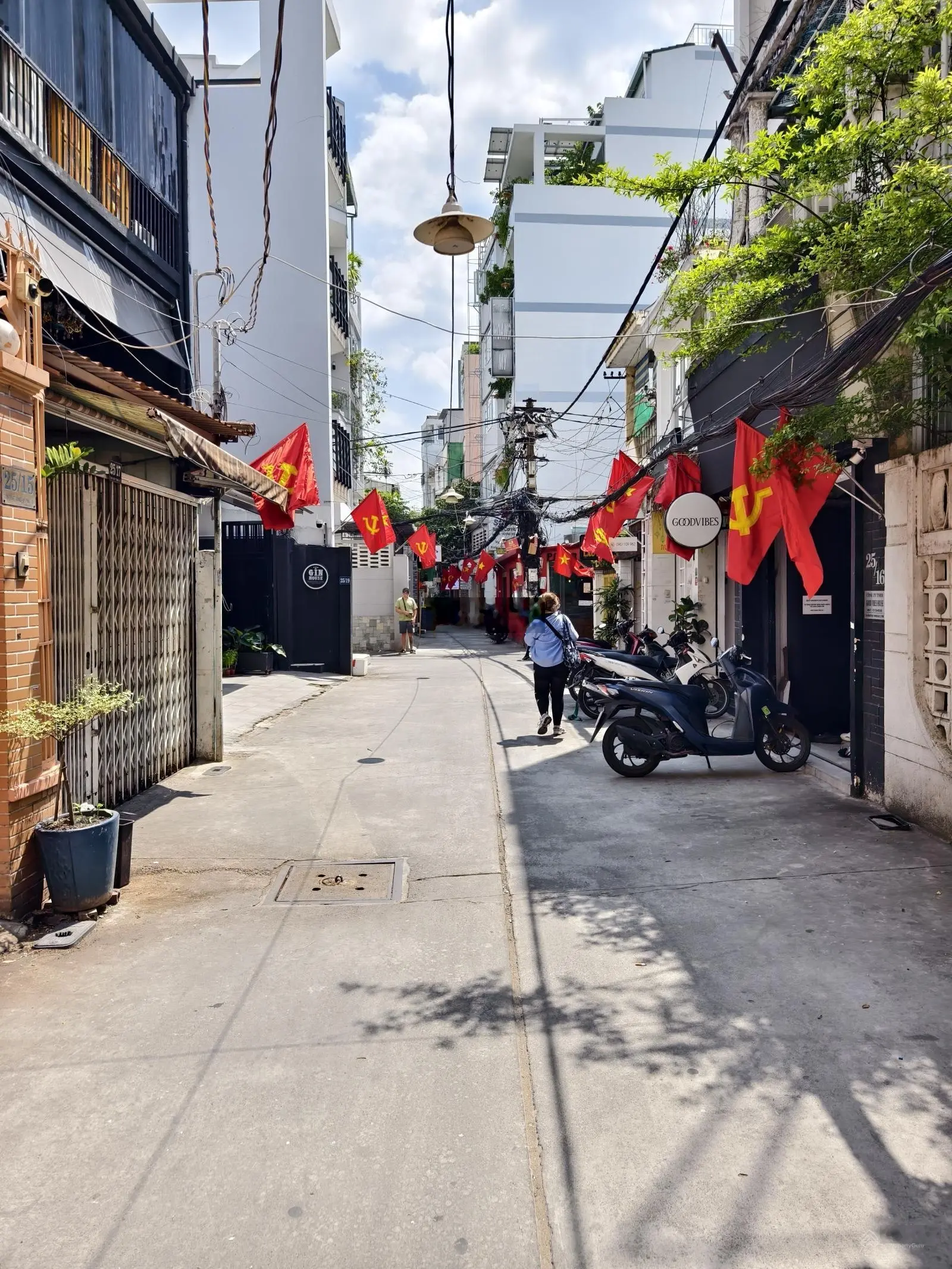 Bán CHDV lô góc 4 tầng mới đẹp , hẻm nhựa xe hơi vivu Tôn Thất Tùng Q1