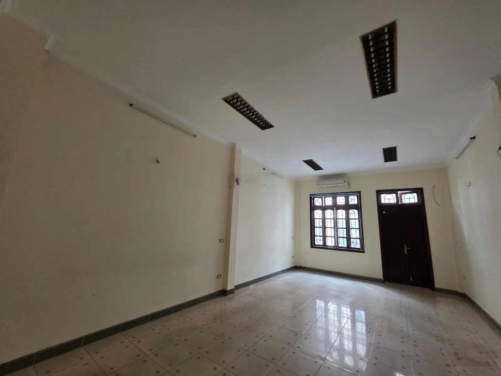 Bán nhà phân lô rẻ nhất Trung Kính, 32 tỷ, 105m2, - ô tô tránh - 2 thoáng trước sau view đẹp