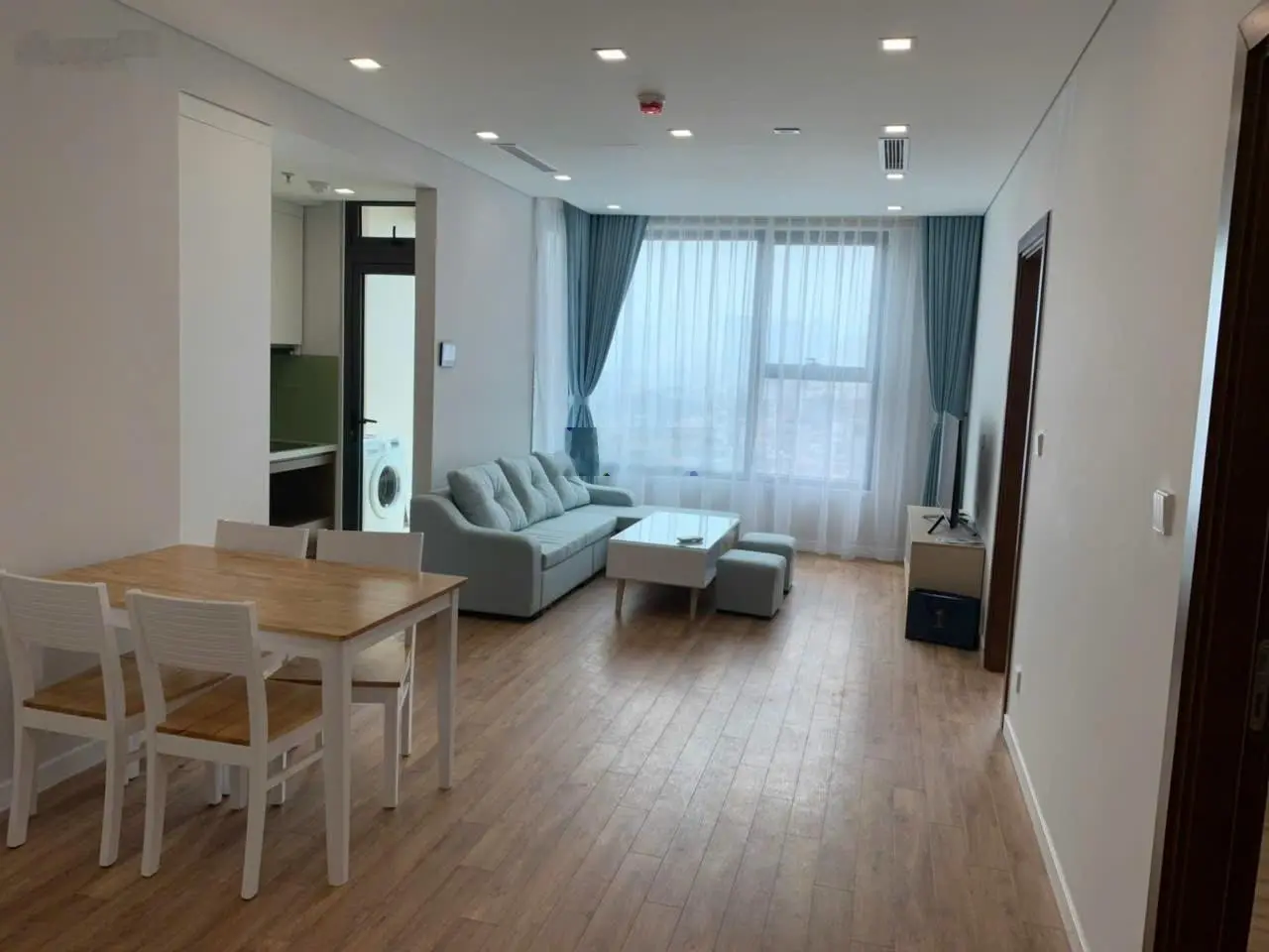 Chính chủ bán căn hộ The Legend diện tích 85,5m2, 3PN - 2WC, ban công TN cửa Đ, full nội thất