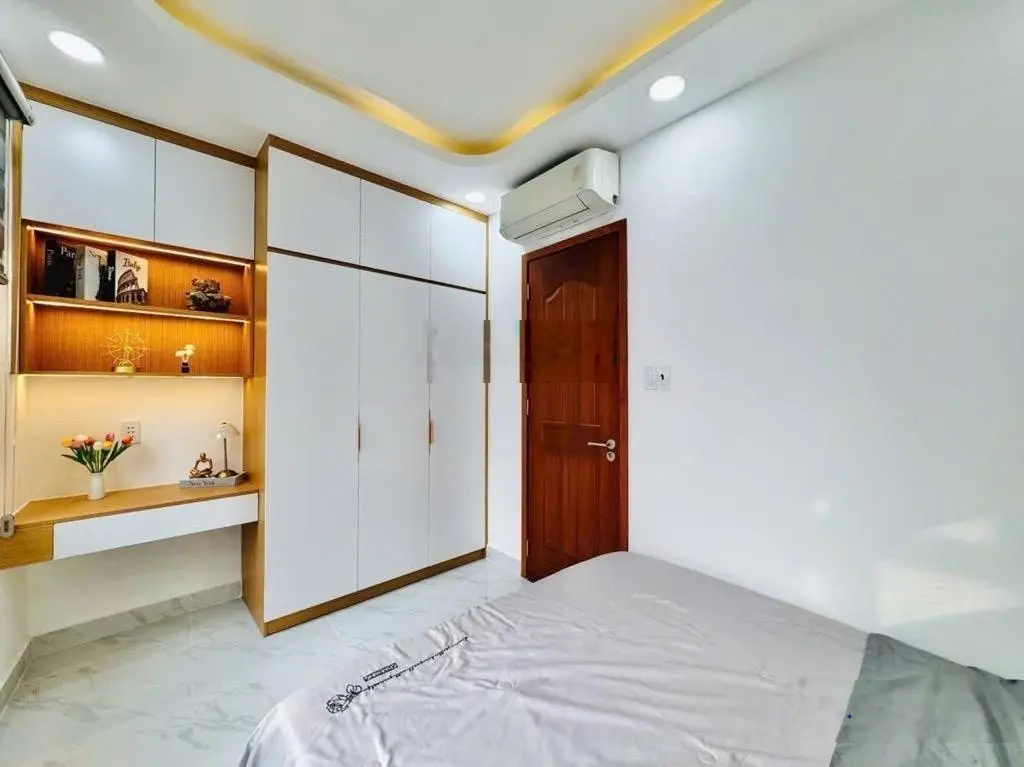 Bán nhà Khánh Hội Quận 4 - 3 tầng - chỉ 3 tỷ - Bề ngang 4m - 28m2 - nhà mới full nội thất
