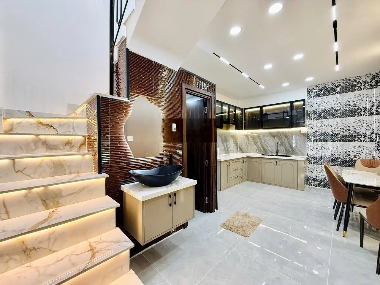 Cần tiền trị bệnh cho con bán nhà Trương Định, Q3. HXH. LH: 0347 153 ***