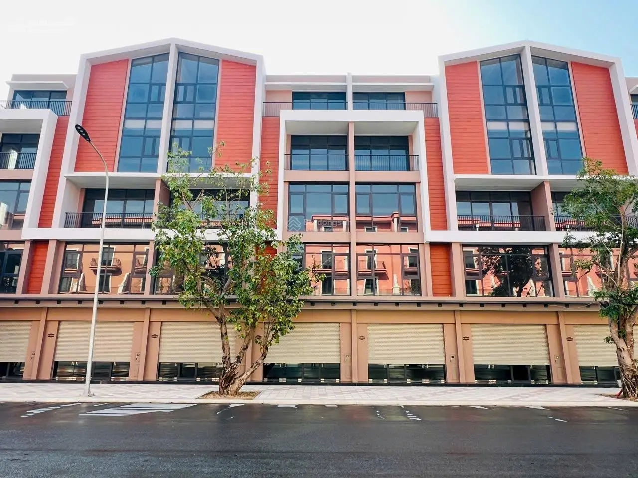 Shophouse Đại Lộ Hừng Đông Vin 3 trục đường chính 25m - 70m2 giá 10,6 tỷ. Nhận nhà kinh doanh luôn
