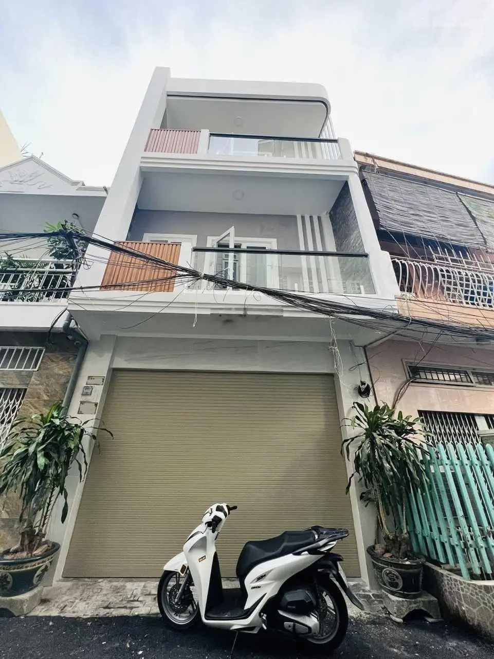 Bán căn nhà ngay MT đường nhựa 10m Tân Cảng, Bình Thạnh. Gía bán 3 Tỷ 6 - 4.9 x 12m. View Landmark