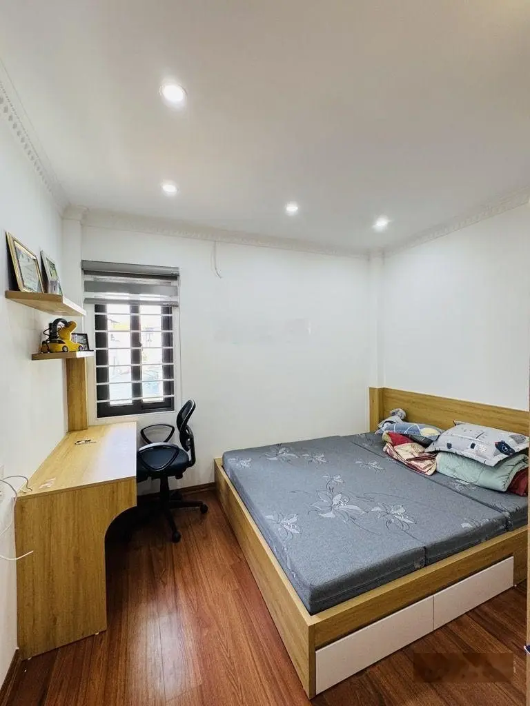 Thúy lĩnh nhà 5 tầng khung cột chắc thoáng trước sau gần ô tô