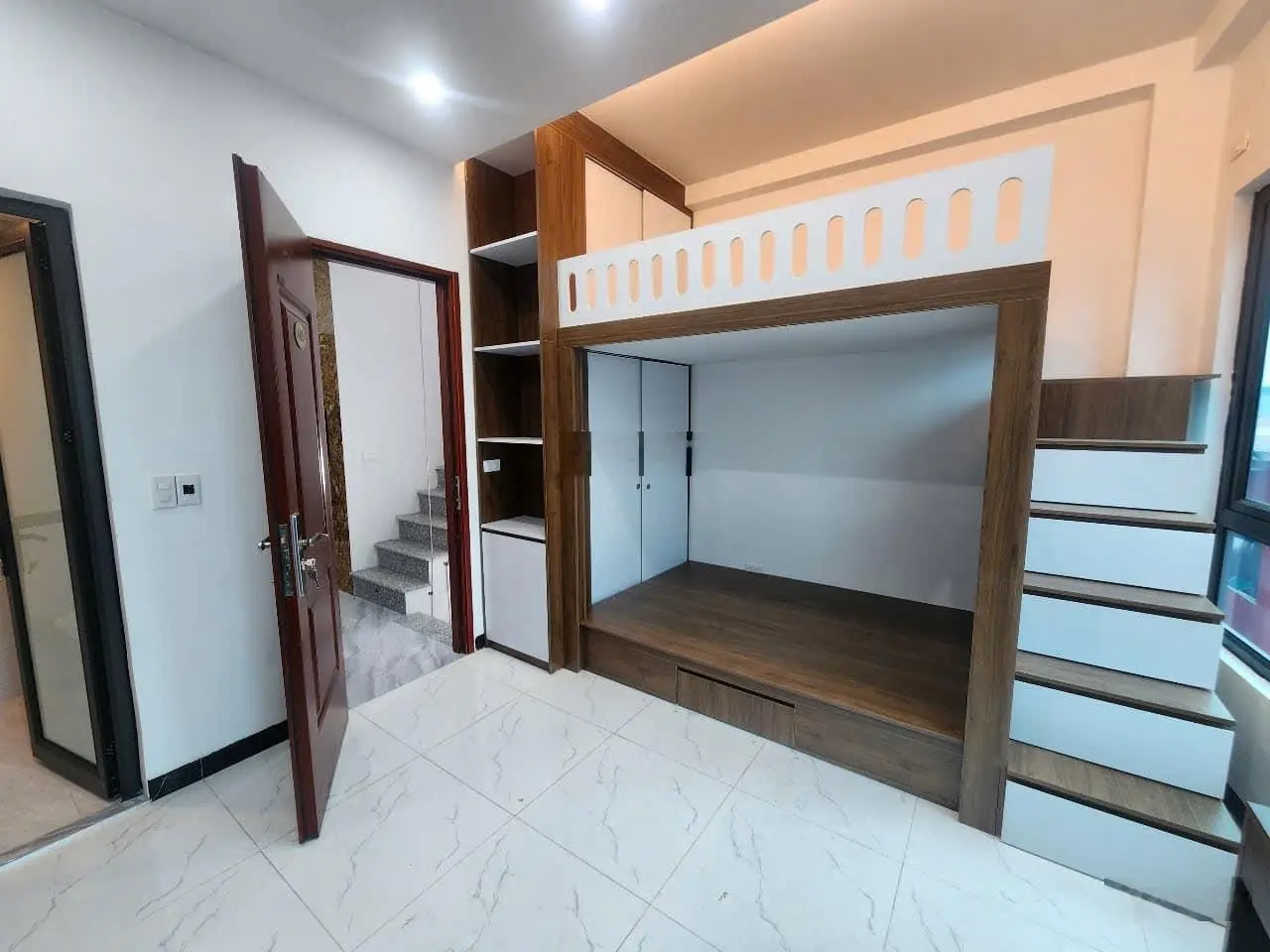 Hàng hiếm! Tòa CHDV Cự Lộc, 65M2*7T, MT 5.1M, 12 phòng KK, đủ PCCC, sầm uất, dòng tiền 800tr/năm