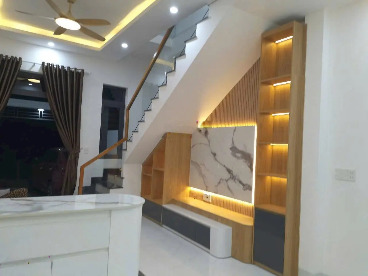 Nhà ngay mặt chợ gò đen mới xây 100m2/950tr kinh doanh mua bán được liền sổ sẵn, nội thất cơ bản