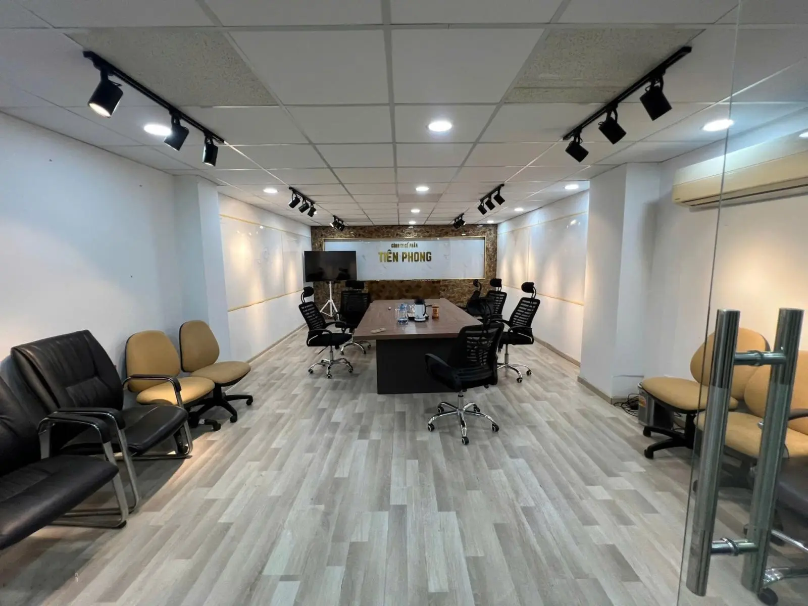 Bán nhà mặt tiền Trường Chinh, DT 4.5 x 25m. Trệt 5 lầu. HĐT 55tr/tháng, ngay chợ Hoàng Hoa Thám