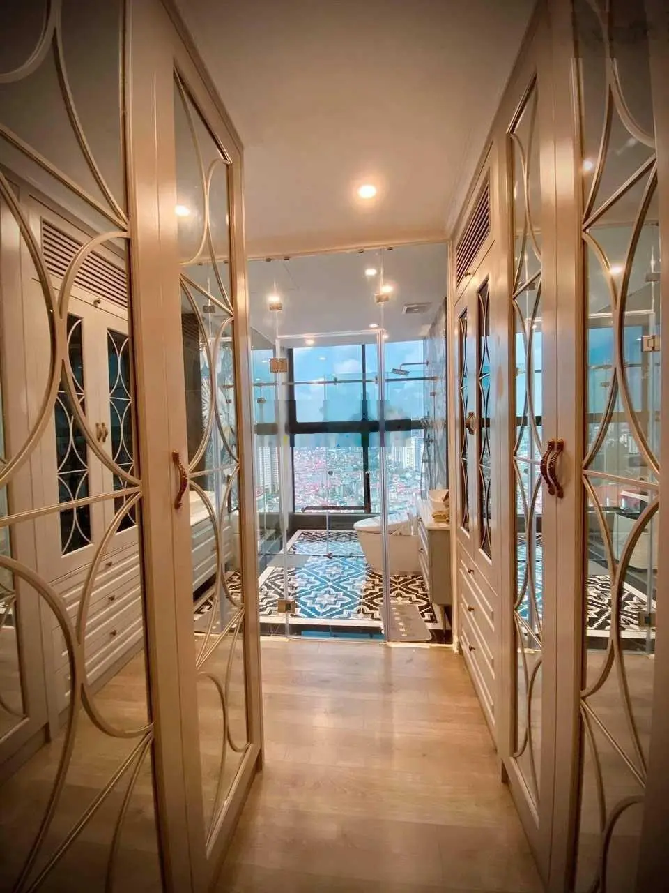 Hiếm có khó tìm. Căn hoa hậu nội thất sang - xịn - mịn, ban công Đông Nam, view triệu đô