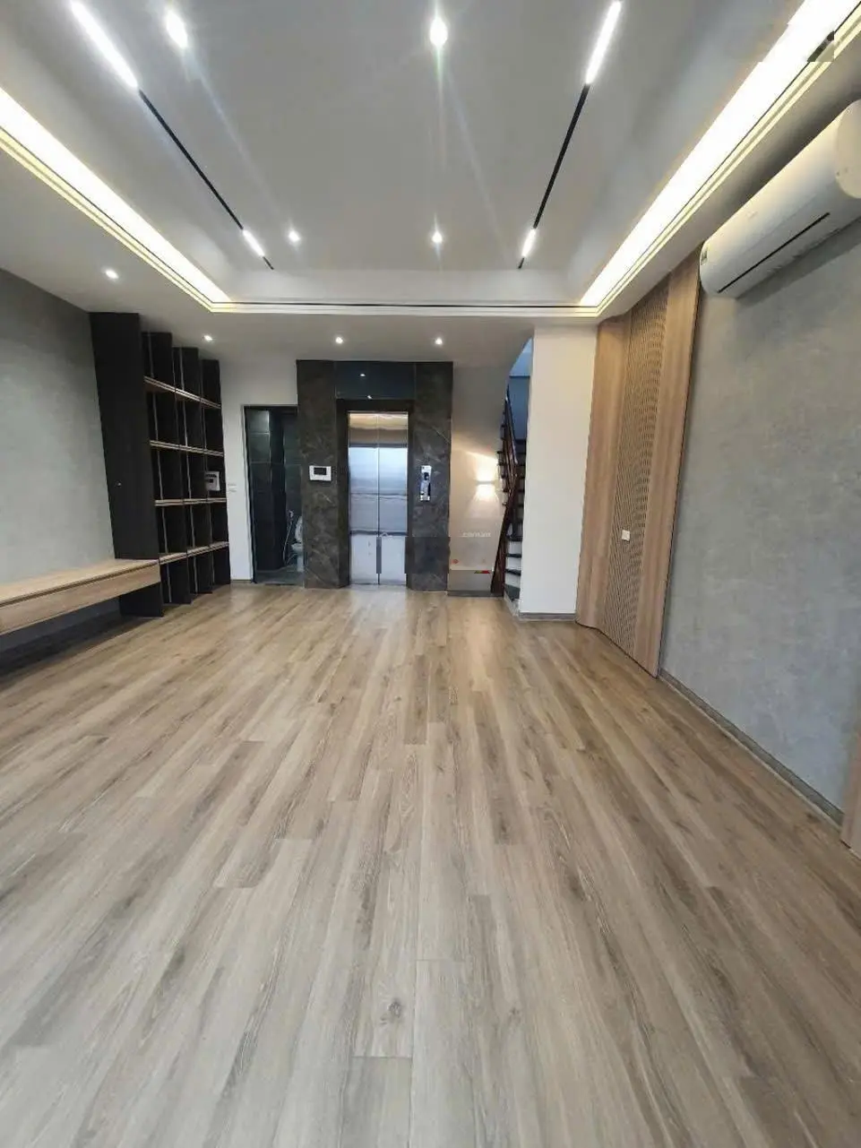 Bán nhà Phố Trạm Long Biên ga ra ô tô thang máy giá 9.3 tỷ LH 0988009316 xem nhà