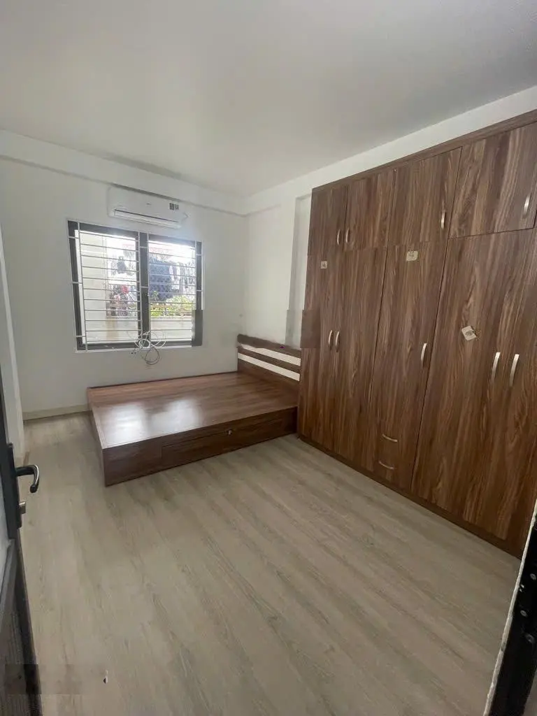 Bán nhà Phố Trạm Long Biên ô tô đỗ cổng DT 36m2, 5 tầng giá 5.4 tỷ, LH 0988009316 xem nhà ngay