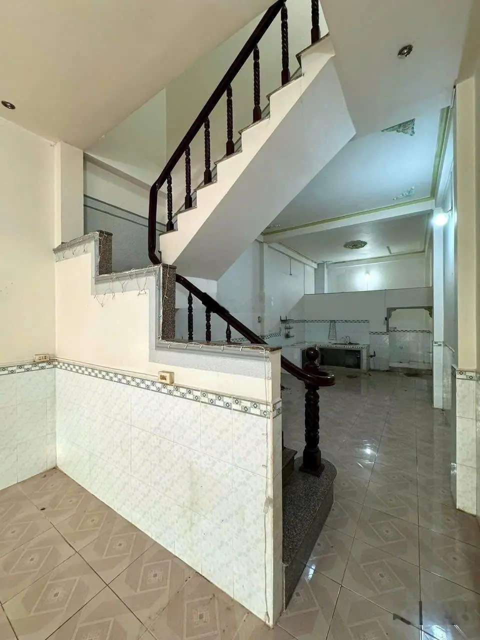Kẹt tiền cần bán gấp căn nhà gần KCN Cầu Tràm, măt tiền đường lớn