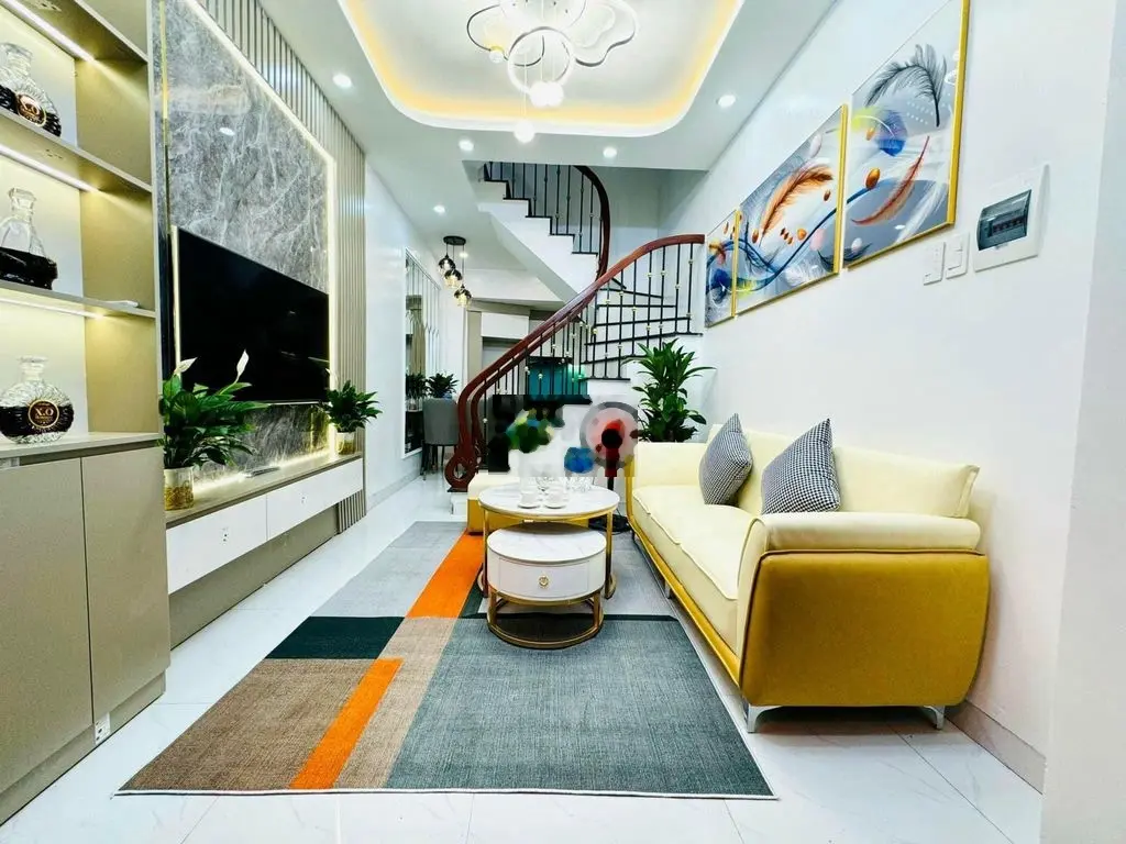 NHÀ THANH NHÀN CÁCH PHỐ 1 NHÀ, GẦN BÃI ĐỖ XE, MỚI ĐẸP Ở LUÔN