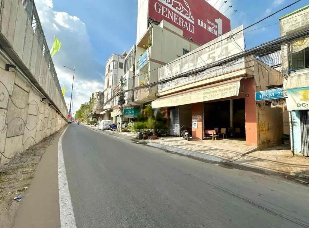 Nhà lầu 3 phòng ngủ và 2 phòng trọ - Gần chợ Xuân Khánh