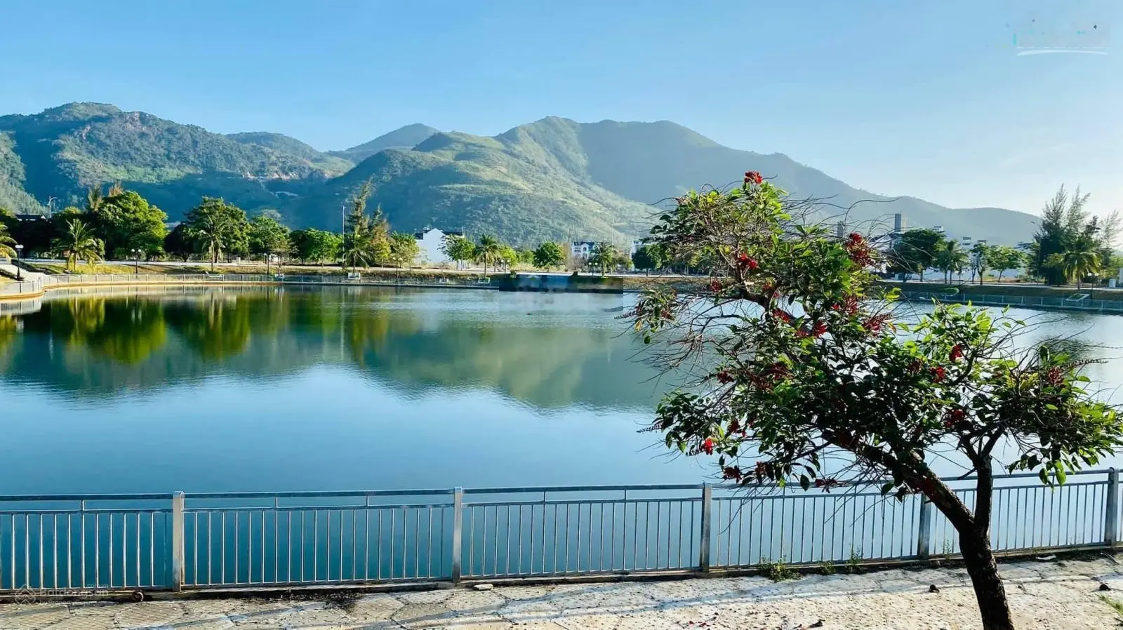 Cần bán lại nền đẹp Golden Bay view hồ view công viên, đường 26m giá tốt LH 0908 207 ***