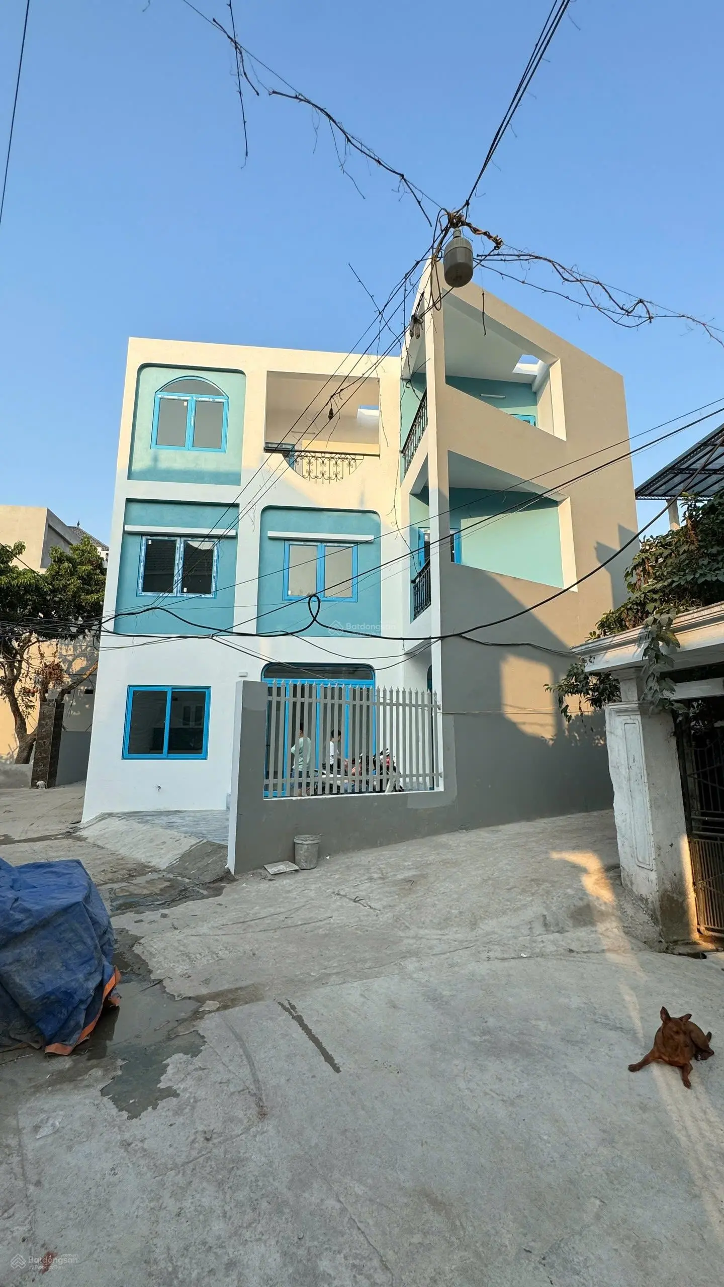 Mình chính chủ bán căn nhà mới xây 3 tầng 42m2 sân 16m,ô tô đỗ sân, sát vành đai 4, nội thất cơ bản
