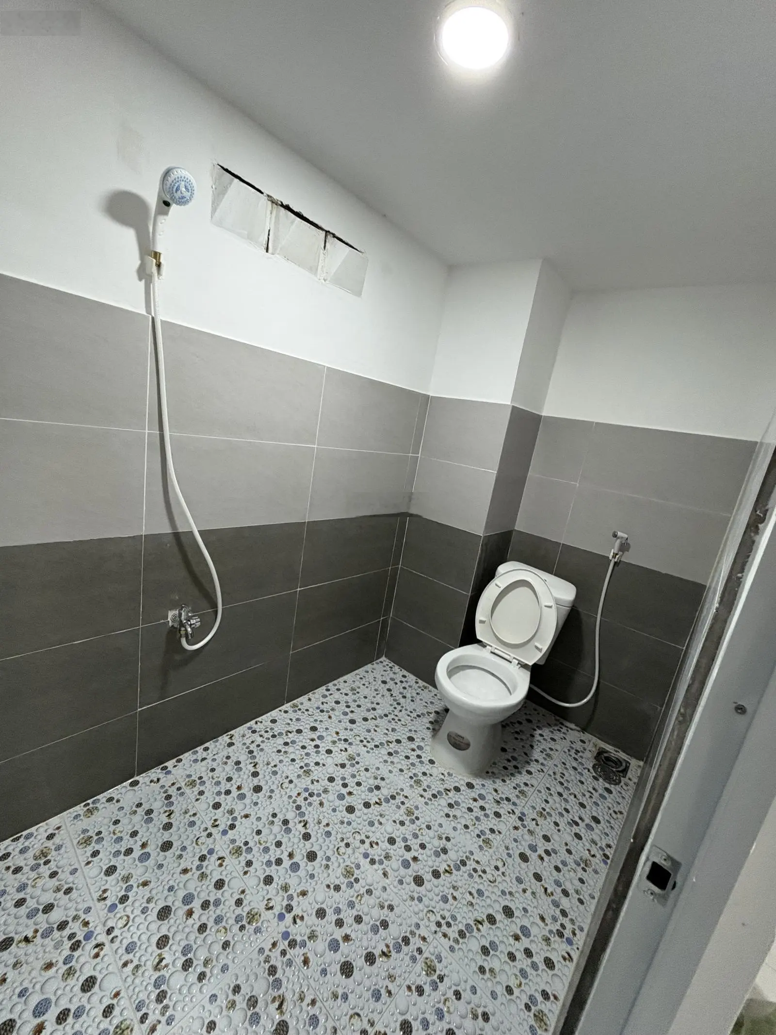 Nhà Trệt Lửng Gần Vincom Dĩ An. Bao Gồm 2 Phòng Ngủ- 2 WC. DT: 56.6M2. Đường 4M. Giá: 2.5 Tỷ TL